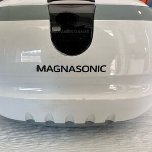 Magnasonic Ultrasonic Cleaner in White and Gray
